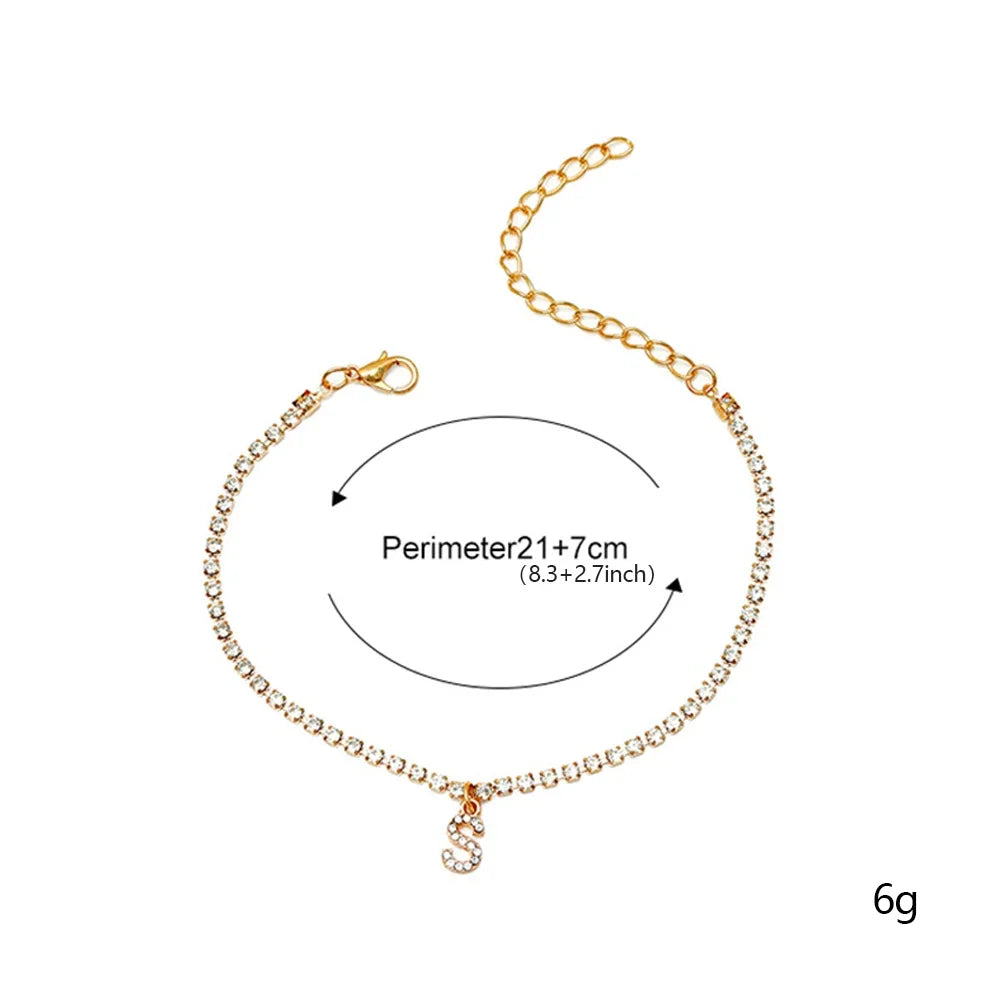 Chevillère Alphabet Brillante 💎
Lettre Initiale Strass – Bijou de Cheville Bohème Femme