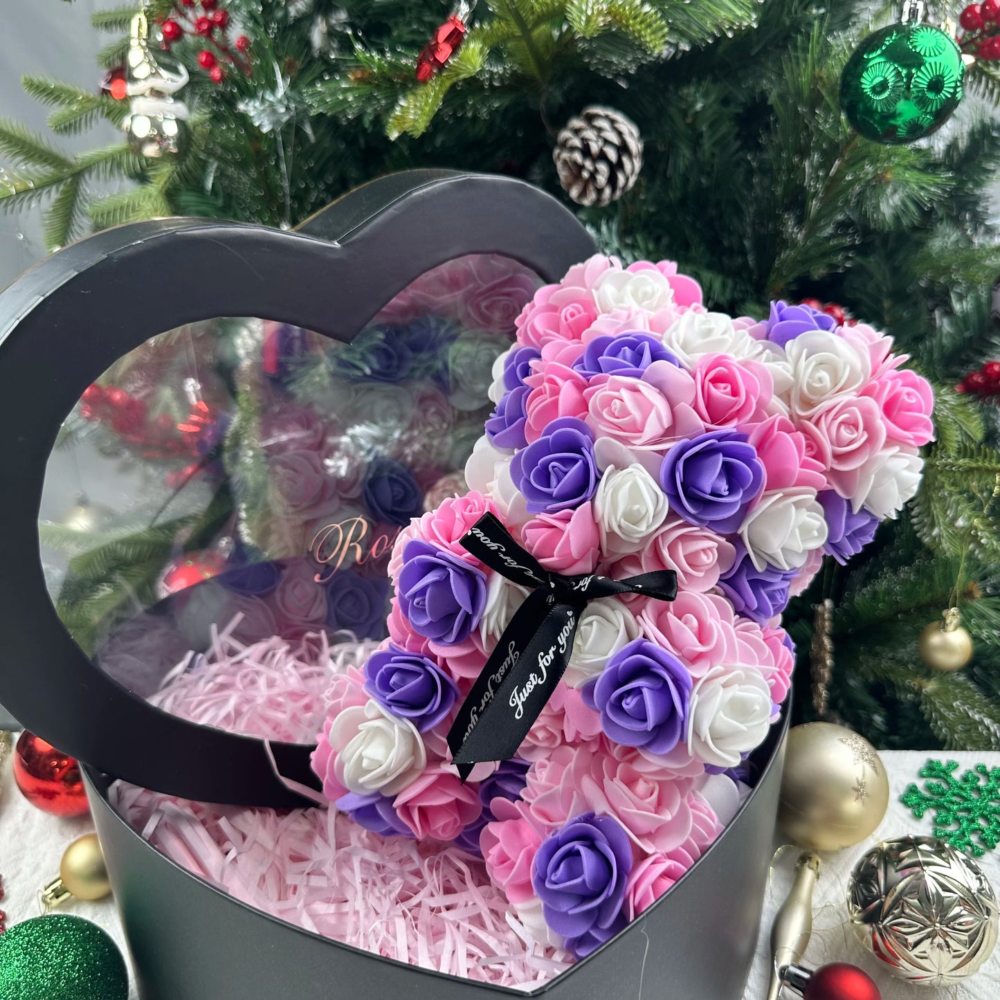Ours en Roses Artificielles 25 cm 🧸🌹
🎁 Cadeau Romantique avec Boîte – Saint-Valentin & Anniversaire