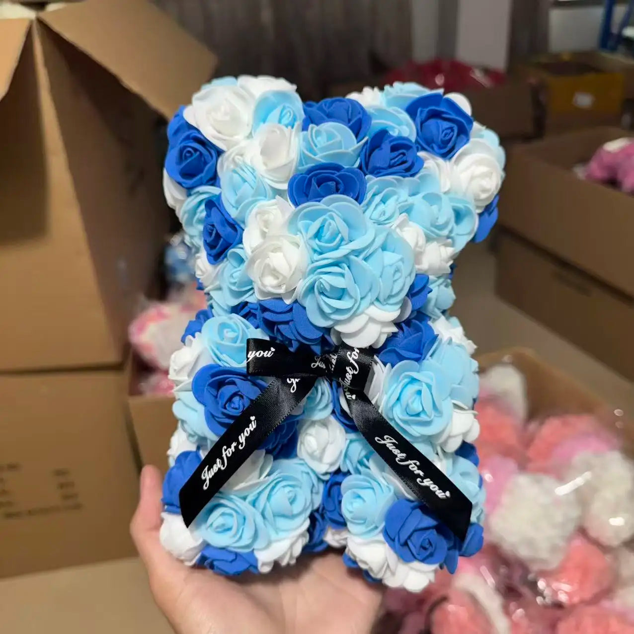Ours en Roses Artificielles 25 cm 🧸🌹
🎁 Cadeau Romantique avec Boîte – Saint-Valentin & Anniversaire