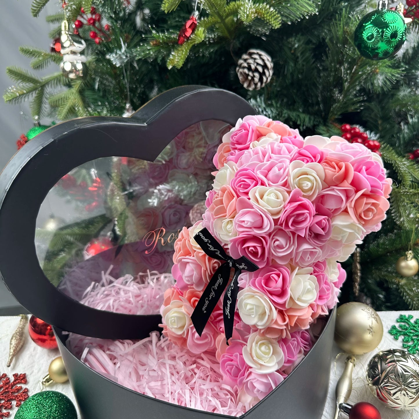Ours en Roses Artificielles 25 cm 🧸🌹
🎁 Cadeau Romantique avec Boîte – Saint-Valentin & Anniversaire